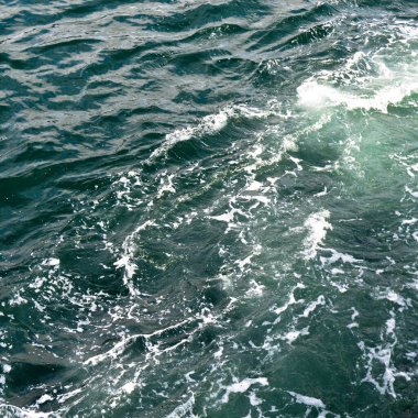 Deniz ya da okyanus suyunun üst görüntüsü, mavi tuzlu deniz suyu dokusu