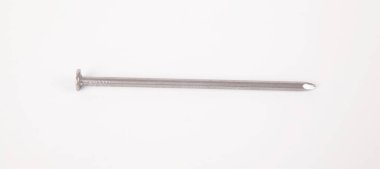 Bir sürü inşaat demir çivisi, endüstriyel parçalar, beyaz arka planda izole edilmiş.