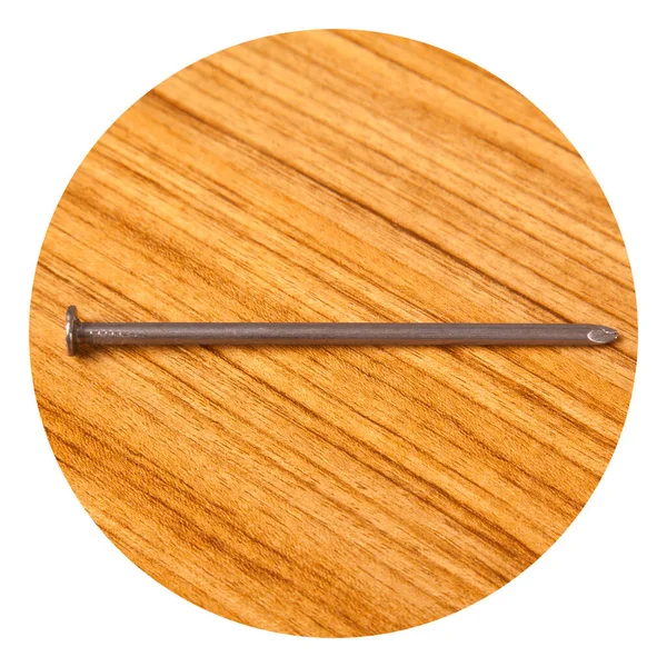 Metalleisen Sehr Spitzer Nagel Auf Nussbaumholz Isoliert Auf Holzgrund — Stockfoto