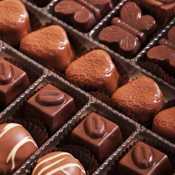 箱の中の非常においしいチョコレートキャンディー 箱の中のおいしいチョコレート — ストック写真