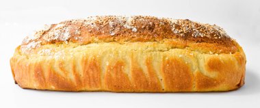 Taze pişmiş besin ve ev yapımı altın renkli ekmek, beyaz arka planda izole edilmiş.