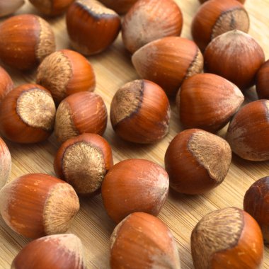 Bambu kesme tahtasında taze organik fındık filetosu.