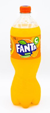 Fanta karbonatlı içecekler 1 litre plastik şişede portakal, İstanbul Türkiye 2 Ağustos 2020, beyaz zemin üzerinde izole