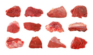 Beyaz arka planda izole edilmiş taze kırmızı et parçaları.