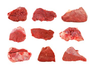 Beyaz arka planda izole edilmiş taze kırmızı et parçaları.