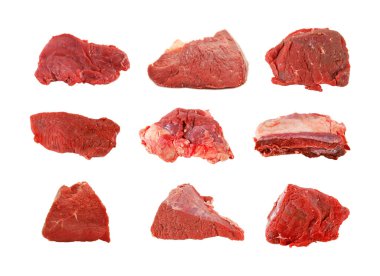 Beyaz arka planda izole edilmiş taze kırmızı et parçaları.