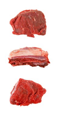 Beyaz arka planda izole edilmiş taze kırmızı et parçaları.