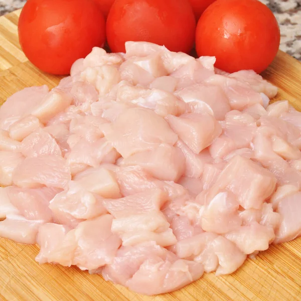 Świeże Kawałki Surowego Mięsa Kurczaka Gotowe Gotowania Pomidorami — Zdjęcie stockowe