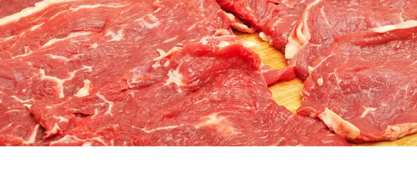 清净鲜红生肉牛肉 竹子切板 — 图库照片