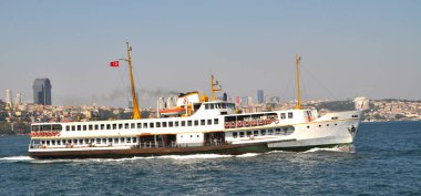Beyaz yolcu gemisi feribotu, yolcu taşıyor, Sirkeci İstanbul Türkiye, 29 Ağustos 2009