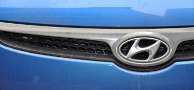 Hyundai krom metal logosu, İstanbul 'da lüks otomobil, 28 Şubat 2012 İstanbul Pendik Türkiye otomobil pazarı