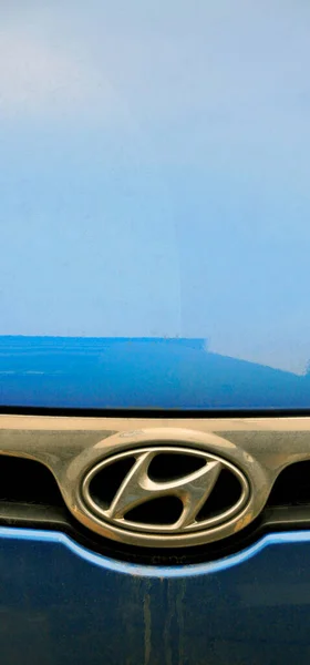 Hyundai Chrome Metal Logo Luksusowy Samochód Mieście Stambuł Lutego 2012 — Zdjęcie stockowe