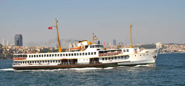 Bateau Croisière Blanc Transportant Des Passagers Sirkeci Istanbul Turquie Août — Photo