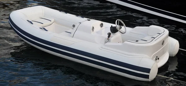 Bateau Gonflable Moderne Avec Moteur Dans Mer Près Rivage Bateau — Photo