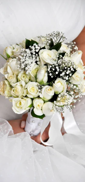 新鮮な花のブライダル花束 ウェディングドレスやブライダルアクセサリー 結婚する人のための幸せな日 — ストック写真