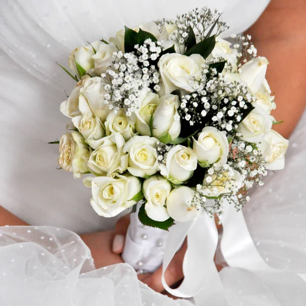 新鮮な花のブライダル花束 ウェディングドレスやブライダルアクセサリー 結婚する人のための幸せな日 — ストック写真