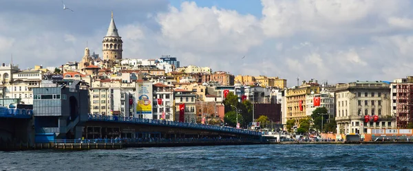 İstanbul Bosphorus 'un en çok ziyaret edilen yerlerinden biri olan Galata Köprüsü ve Galata Kulesi, 30 Ağustos 2018 Eminonu İstanbul Türkiye