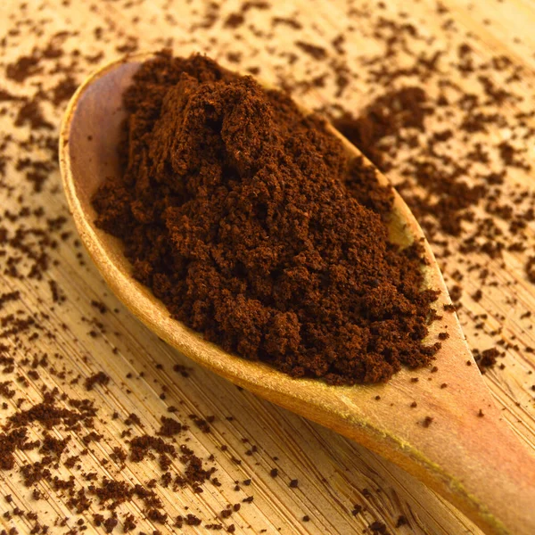 Dikkatlice Seçilmiş Kavrulmuş Pudralanmış Taze Kahve Ahşap Zemin Üzerinde Ahşap — Stok fotoğraf