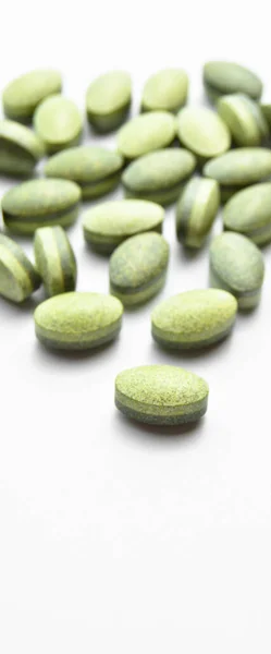 Comprimidos Ovais Verdes Isolados Sobre Fundo Branco Comprimidos Ovais Médicos — Fotografia de Stock