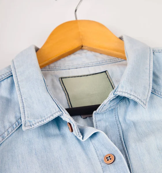 Lichtblauw Denim Shirt Kraag Knoop Detail Close Blauw Jean Shirt — Stockfoto