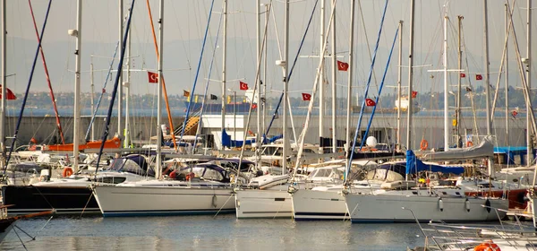Μαρίνα Περιμένει Βάρκες Πολλά Σκάφη Της Μαρίνας Στην Κωνσταντινούπολη Τουρκία — Φωτογραφία Αρχείου