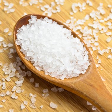 Tahta kaşıkta, bambu kesme tahtasında pişirmede kullanılan kaya tuzu.