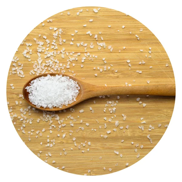 竹子切菜板上木勺烹调时使用的石盐 — 图库照片