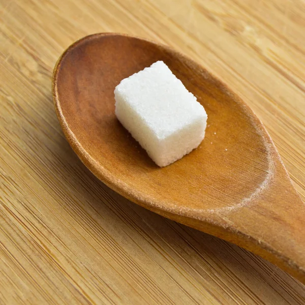 Batu Putih Dan Gula Papan Potong Bambu Dalam Sendok Kayu — Stok Foto