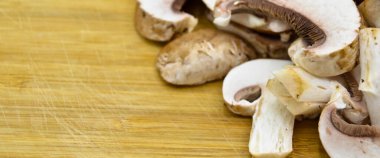 Sağlıklı ve taze kestane kestanesi kesilmiş mantarlar, bambu kesme tahtasında