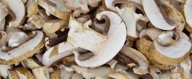 Sağlıklı ve taze kestane kestanesi kesilmiş mantarlar, bambu kesme tahtasında