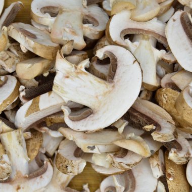 Sağlıklı ve taze kestane kestanesi kesilmiş mantarlar, bambu kesme tahtasında