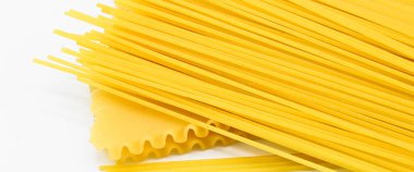 Uzun taze ve sağlıklı makarna, beyaz arka planda izole edilmiş.