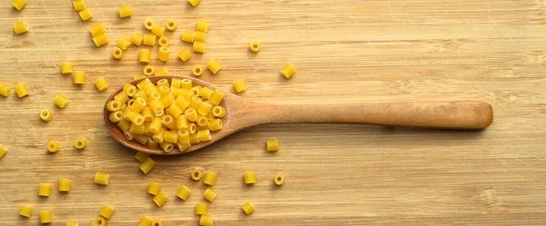 Rohe Frische Und Gesunde Trockene Makkaroni Pasta Auf Holzlöffel — Stockfoto