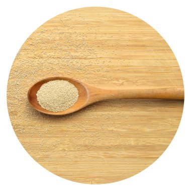 Aktif granüle edilmiş maya, anında kuru mayalar, tahta kaşıkla bambu kesme tahtasının üzerinde.