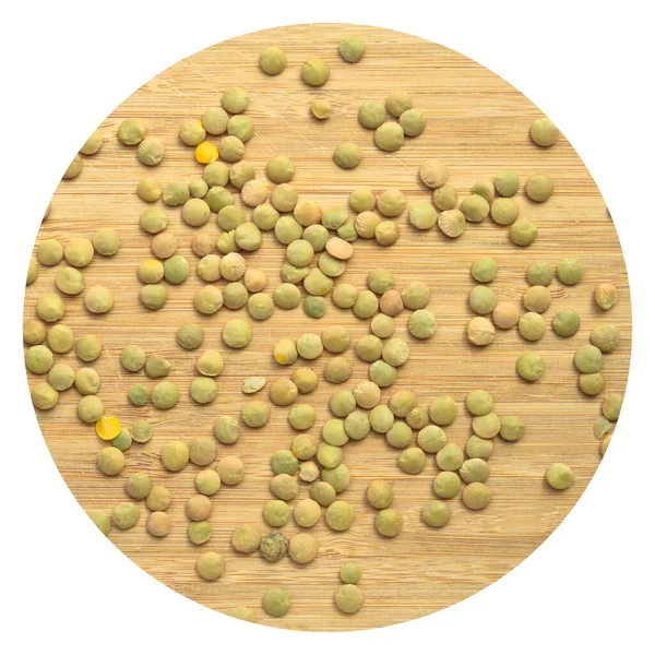 竹のまな板の上の乾燥した緑のレンズ豆粒 — ストック写真