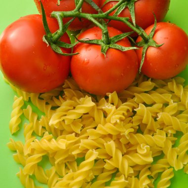 Çiğ taze ve sağlıklı kuru makarna ve organik domates.