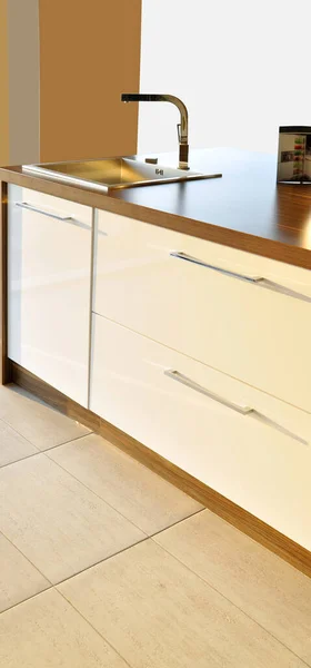 Interieur Der Luxuriösen Modernen Küche Und Spüle Wasserhahn Und Abfluss — Stockfoto