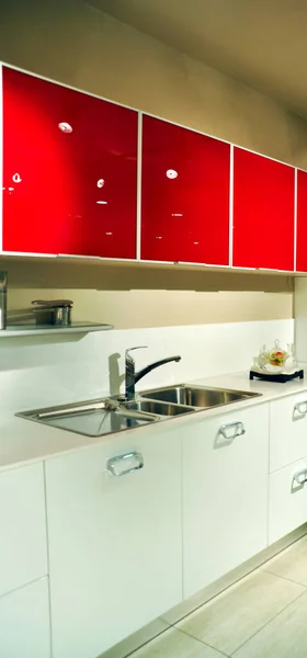 Interior Lujosos Equipos Cocina Modernos Gabinetes Blancos Rojos —  Fotos de Stock