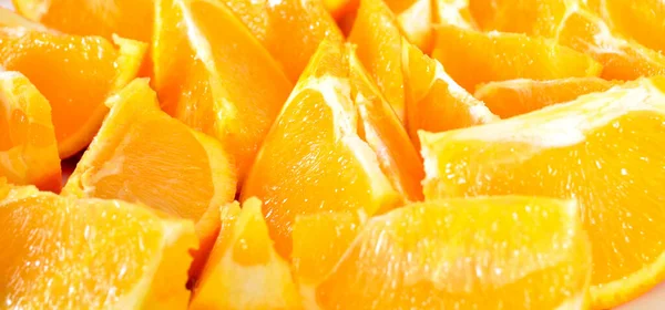健康和多汁的橙子C存储 切片切碎的橙子和盘中 — 图库照片