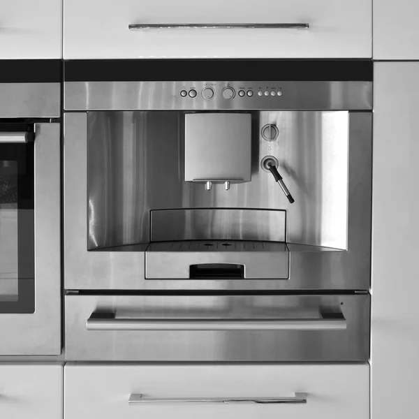 Interieur Van Luxe Moderne Keukenapparatuur Beige Lakkasten Ingebouwde Oven Koffiezetapparaat — Stockfoto