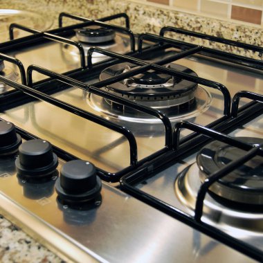 Modern lüks mutfak ve paslanmaz çelik krom gaz fırını.