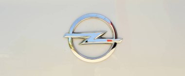 İstanbul 'da Opel krom metal logosu, lüks araba, 23 Haziran 2017 İstanbul pendik ikinci el araba pazarı
