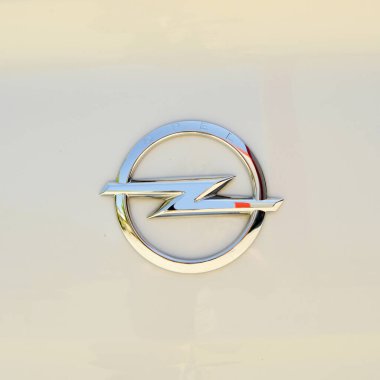 İstanbul 'da Opel krom metal logosu, lüks araba, 23 Haziran 2017 İstanbul pendik ikinci el araba pazarı