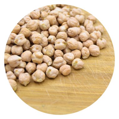 Çok besleyici ve ahşap arka planda izole edilmiş taze kuru bezelye yığını.