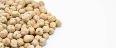 Çok besleyici ve beyaz arka planda izole edilmiş taze kuru bezelye yığını.