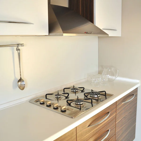 豪华现代化厨房设备 白色和核桃木柜的内部 — 图库照片