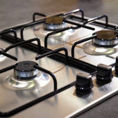 Modern lüks mutfak ve paslanmaz çelik gaz fırını.