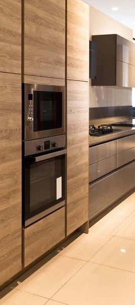 Interior Peralatan Dapur Modern Yang Mewah Dan Lemari Oak Abu — Stok Foto
