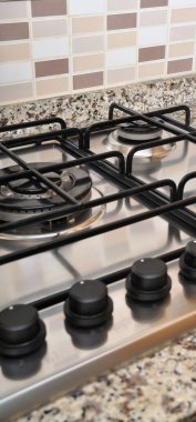 Modern lüks mutfak ve paslanmaz çelik krom gaz fırını.