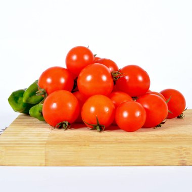Taze, lezzetli, domates ve biber, hepsi organik domates, taze organik domates, kesme tahtasına izole edilmiş.